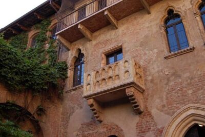 Discover the City of Romeo & Juliet: Walking Tour of Verona - Finding your guide at Pozza dell’Arsenale