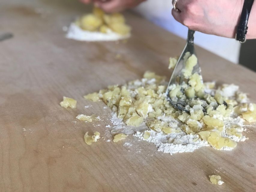 Discover the old market and make fresh pasta - The cooking space: garden views and a Venetian-style kitchen vibe