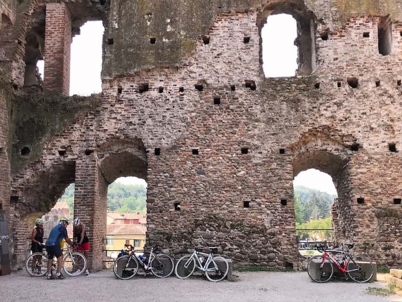 E-bike adventure among villages and medieval castles - Vineyards and photo-friendly stops: how to get great shots without overthinking it