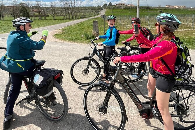 E-Bike tour with stop in the cellar in the Bardolino area - Calmasino’s cellar-focused stop and wine-territory lesson