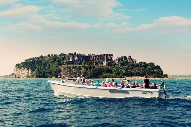 Guided tour in Sirmione with motorboat tour - Getting started at Castello Scaligero (and why that location helps)