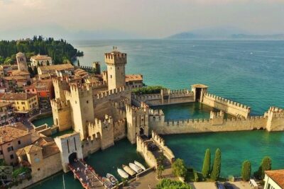 Guided tour in Sirmione with motorboat tour - The guided walk through Sirmione’s historic center