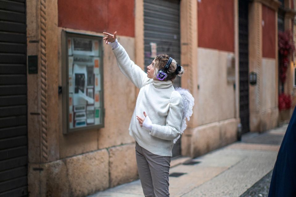 Guided Tour in the center of Verona accompanied by an Angel - How the angel and headphone “stage show” work in Verona