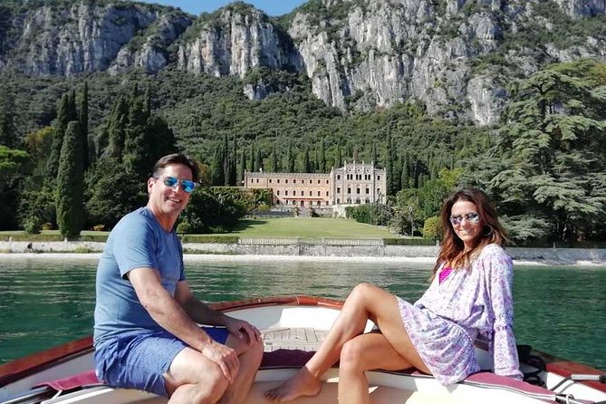 Private boat tour to Isola del Garda and surroundings. - The Prosecco toast and photo help: small inclusions, big impact