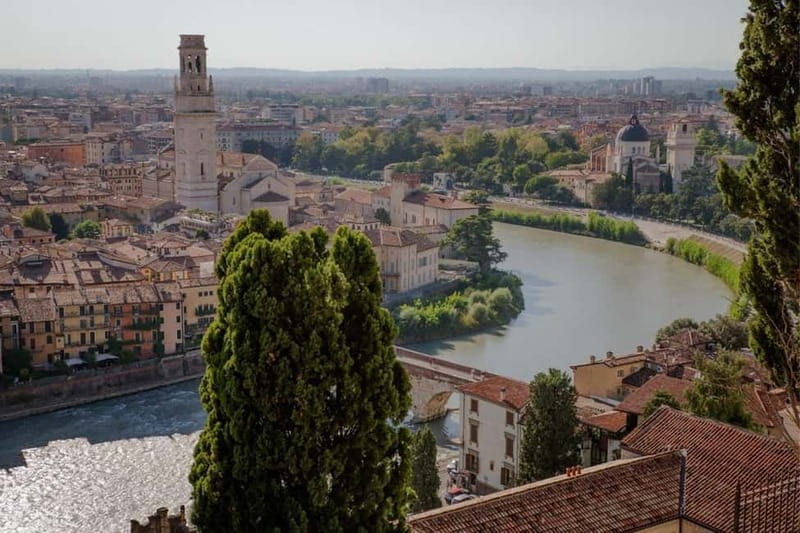 Verona: Classic and Hidden Gems Bike Tour - Romeo and Juliet stop: Capuleti house yard and the balcony moment
