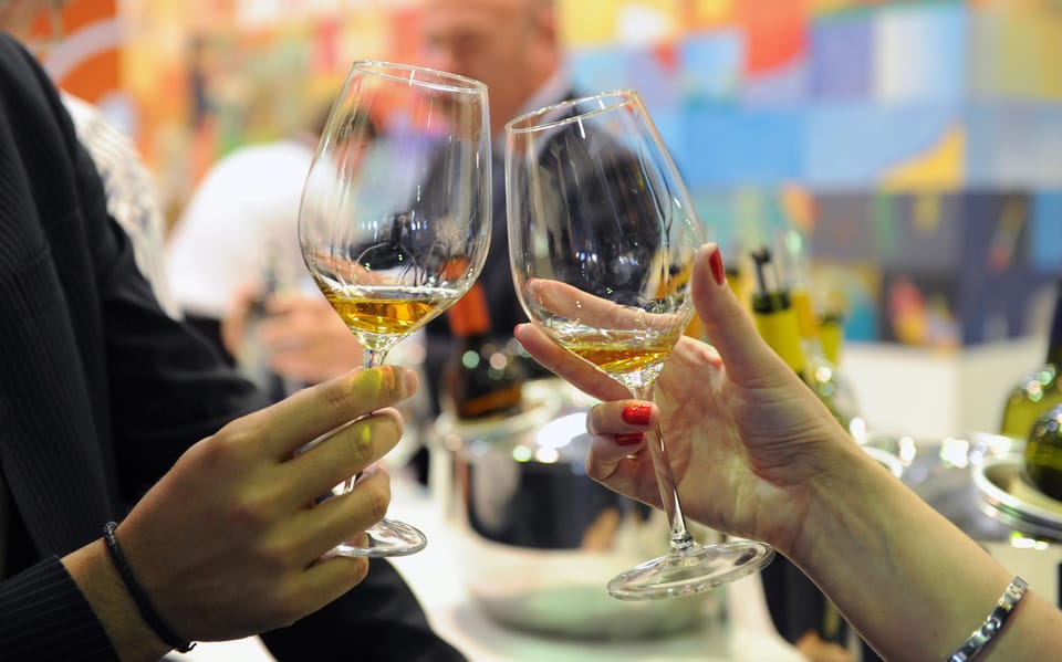 Verona: Full Meal & Wine Tasting Walking Tour - Crowd avoidance and local venues: why the stops feel different