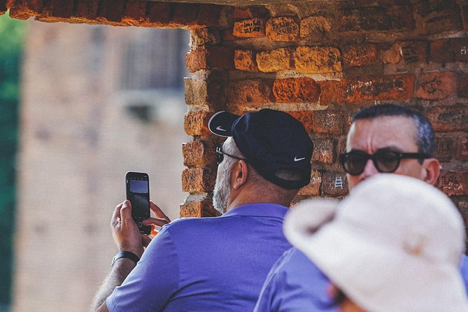 Verona Highlights Walking Tour in Small-group - Juliet’s House: Legend, Legend-Adjacency, and a Real Courtyard