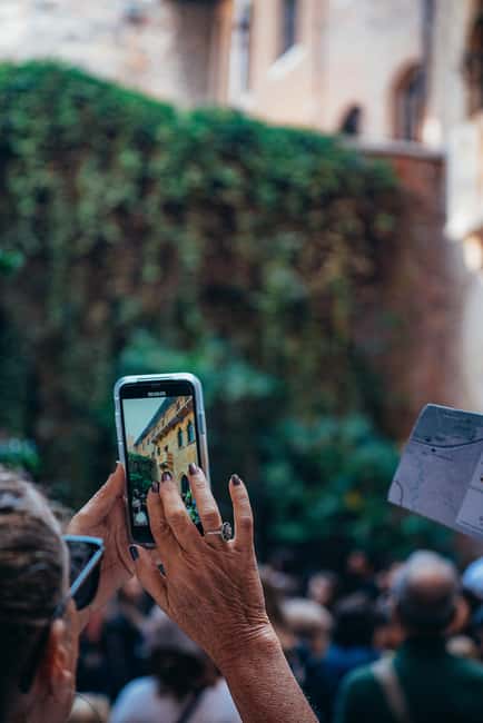 Verona: Highlights Walking Tour with Arena Priority Access - Piazza dei Signori and Arche Scaligere: When Names Become Landmarks