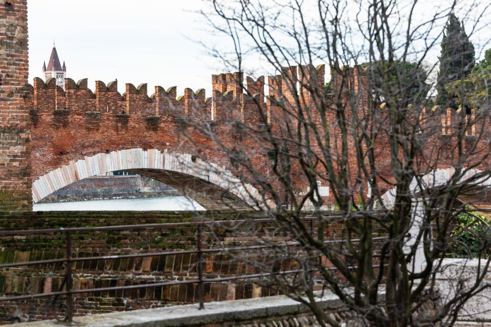 Verona: Night Walking Tour - Timing, night photos, and what to bring