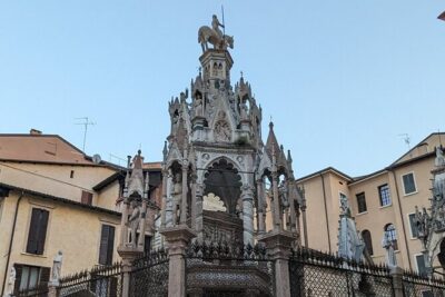 Walking Tour in Verona: 9+ Landmarks with Live Guide - Torre dei Lamberti: the medieval skyline check-in